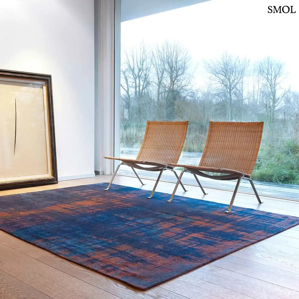 ECO RUG SUNSET BLUE kék-rozsda patinás mintás szőnyeg, nappaliban, két fotellel