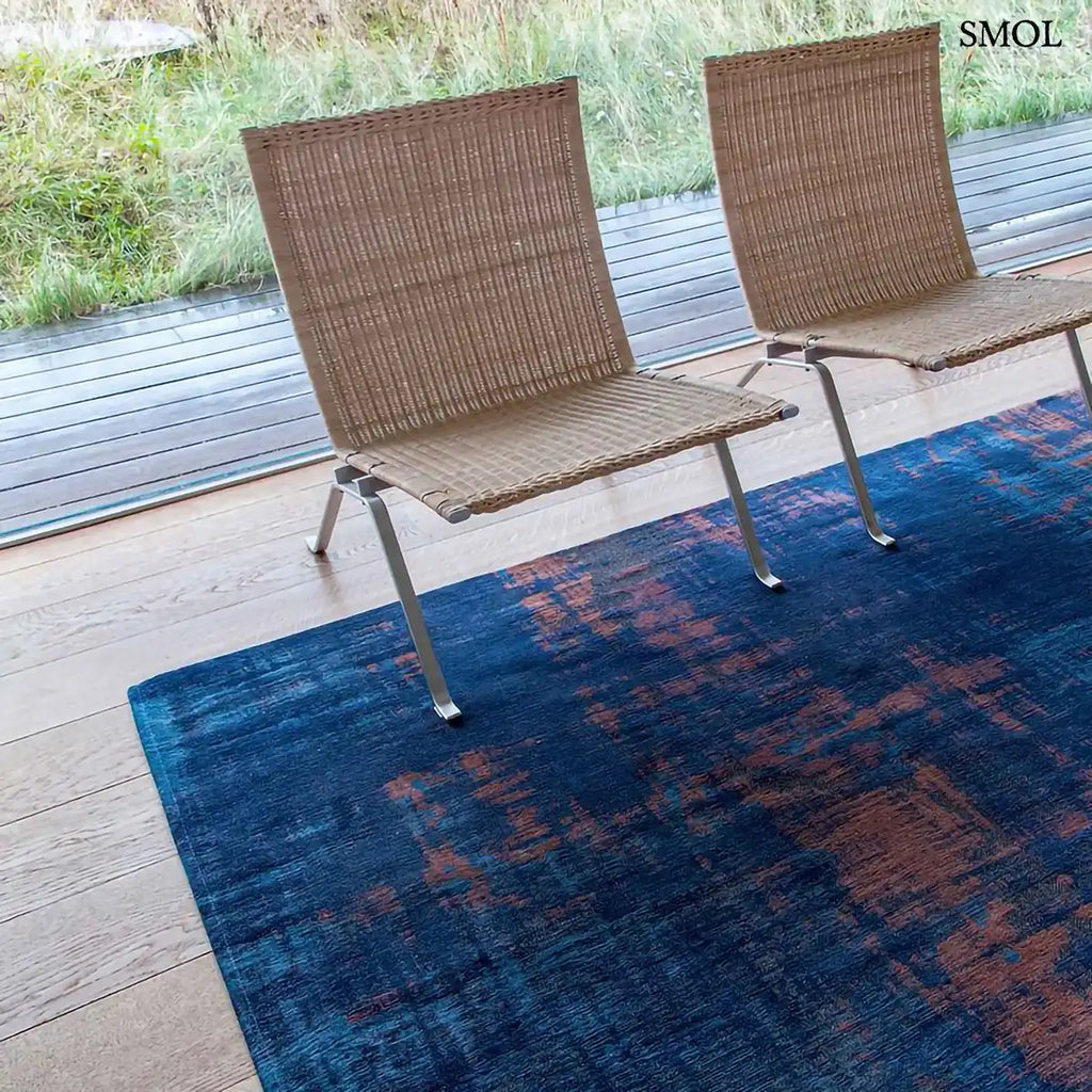 ECO RUG SUNSET BLUE kék-rozsda patinás mintás szőnyeg, fotelekkel