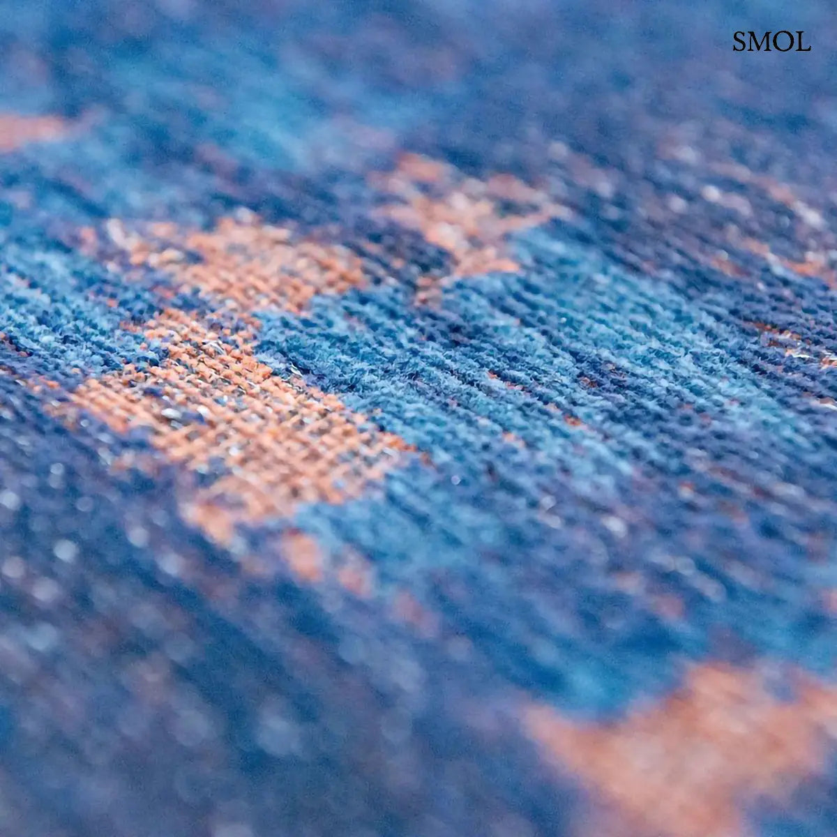 ECO RUG SUNSET BLUE kék-rozsda patinás mintás szőnyeg, minta nagyítva