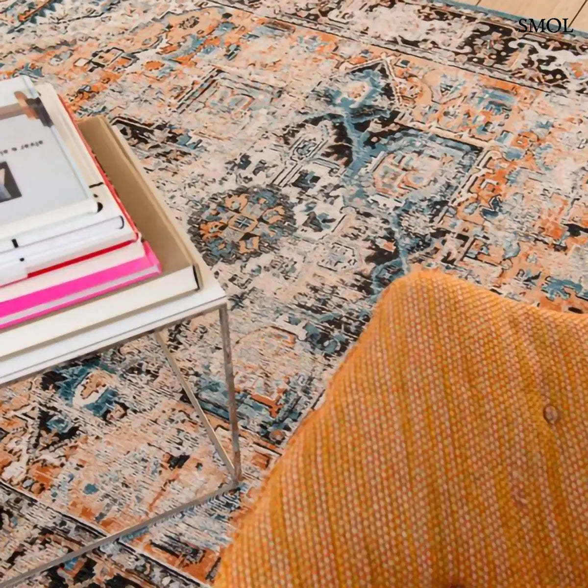 ECO RUG SERAY ORANGE perzsa mintás szőnyeg narancssárga alapon fekete-kék Heriz mintával, koptatott vintage hatással, nappaliban, könyvekkel