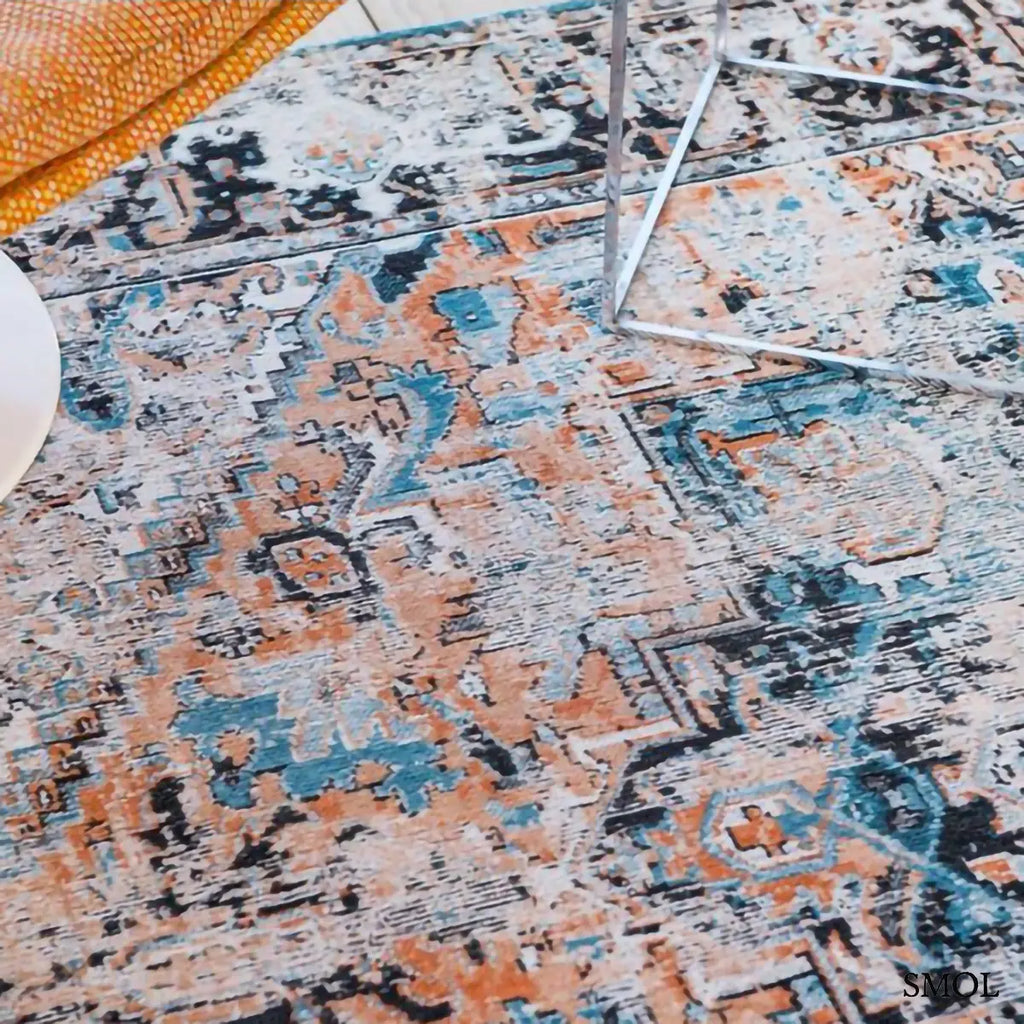ECO RUG SERAY ORANGE perzsa mintás szőnyeg narancssárga alapon fekete-kék Heriz mintával, koptatott vintage hatással, nappaliban nagyítva