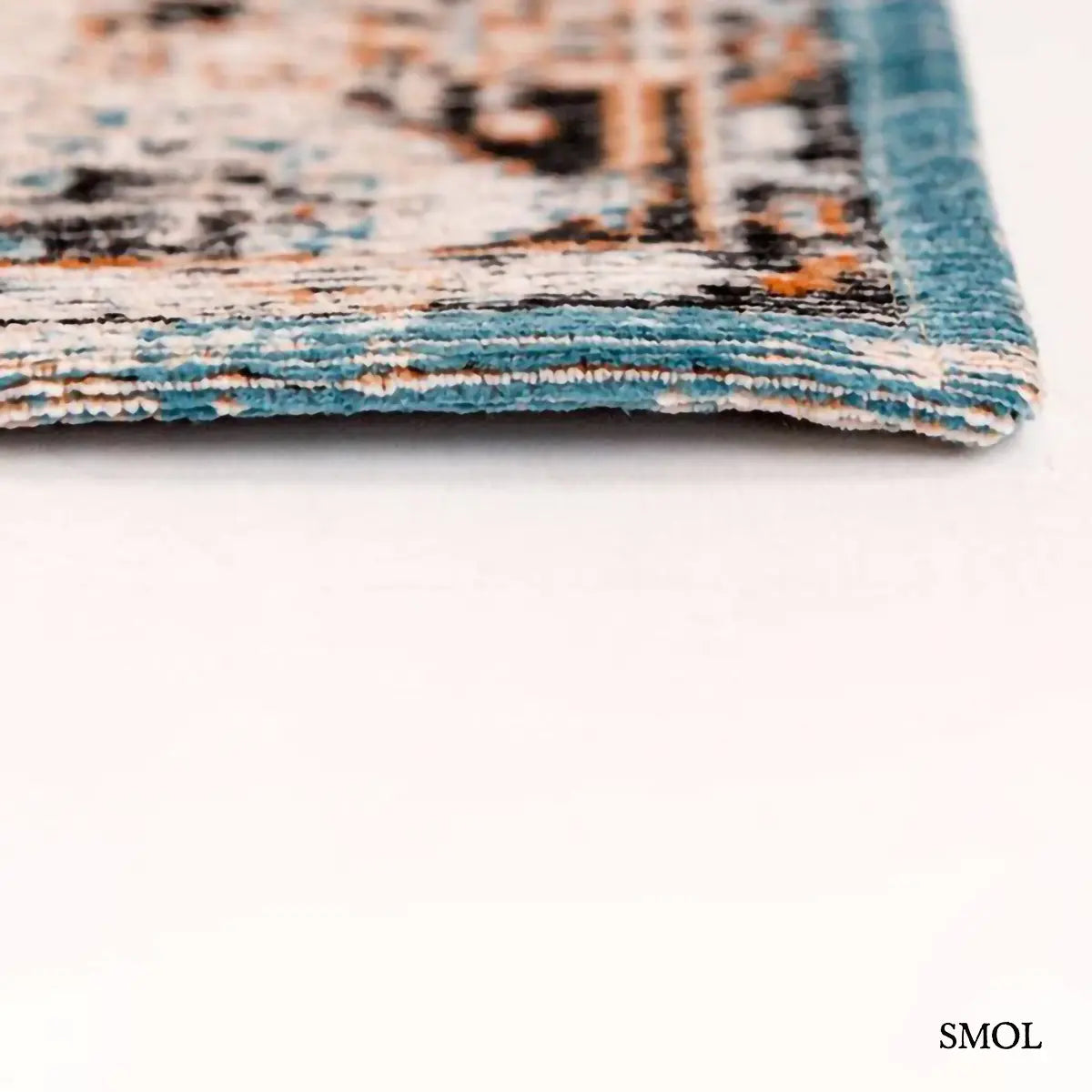 ECO RUG SERAY ORANGE perzsa mintás szőnyeg narancssárga alapon fekete-kék Heriz mintával, koptatott vintage hatással, sarok nagyítva
