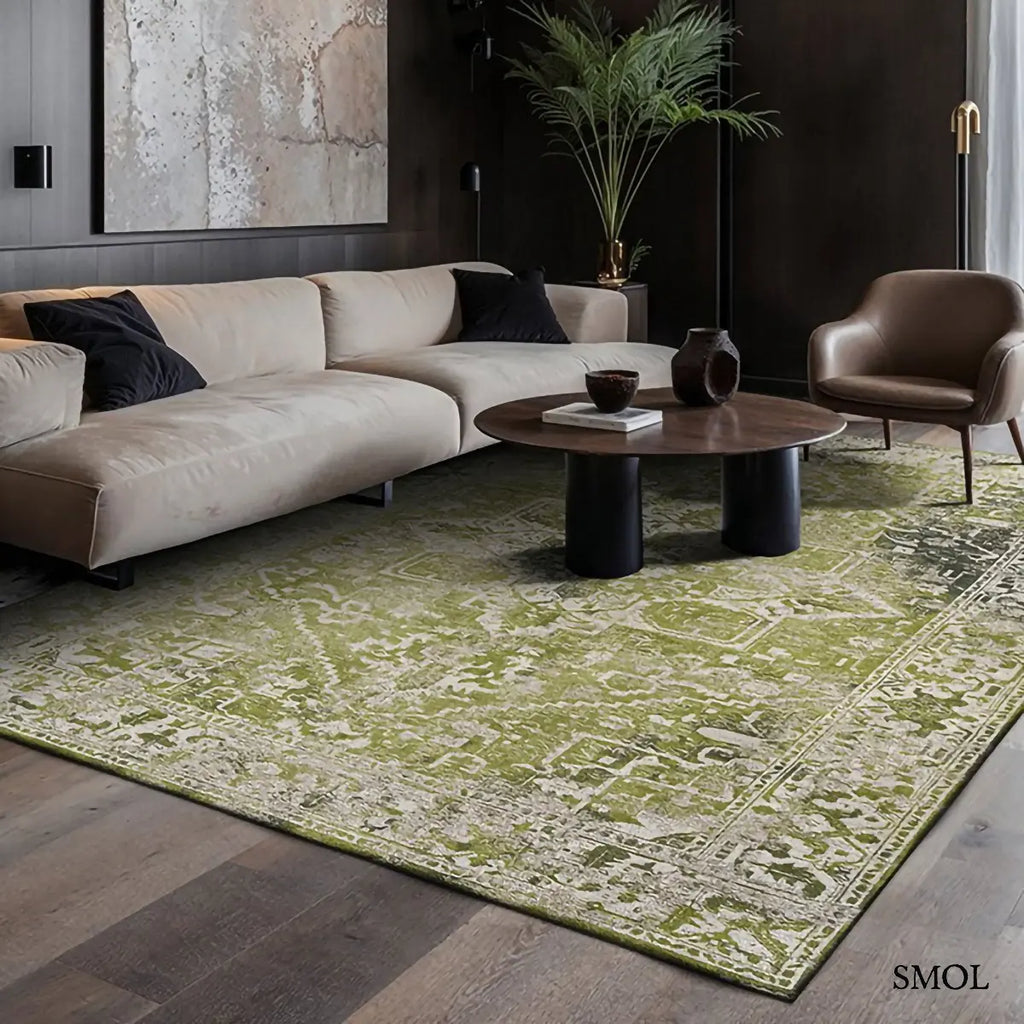 ECO RUG OLIVE WOOD perzsa mintás szőnyeg olívazöld tónusokban, koptatott felülettel, újrahasznosított poliészter, berendezett nappaliban 