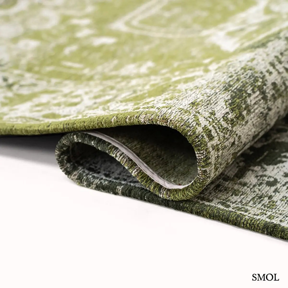ECO RUG OLIVE WOOD perzsa mintás szőnyeg olívazöld tónusokban, koptatott felülettel, újrahasznosított poliészter, hullámosan hajtogatva