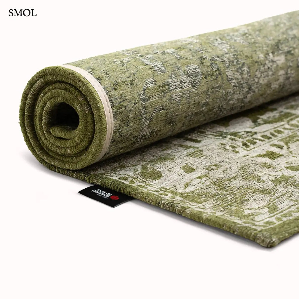 ECO RUG OLIVE WOOD perzsa mintás szőnyeg olívazöld tónusokban, koptatott felülettel, újrahasznosított poliészter, feltekerve