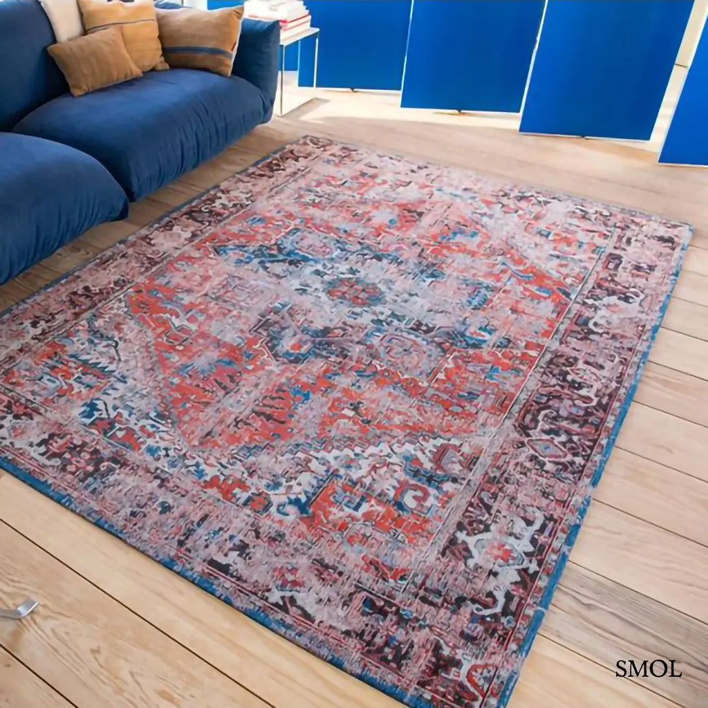 ECO RUG CLASSIC BRICK perzsa mintás szőnyeg piros alapon kék Heriz medallion mintával, koptatott vintage hatással, nappaliban, ferdén