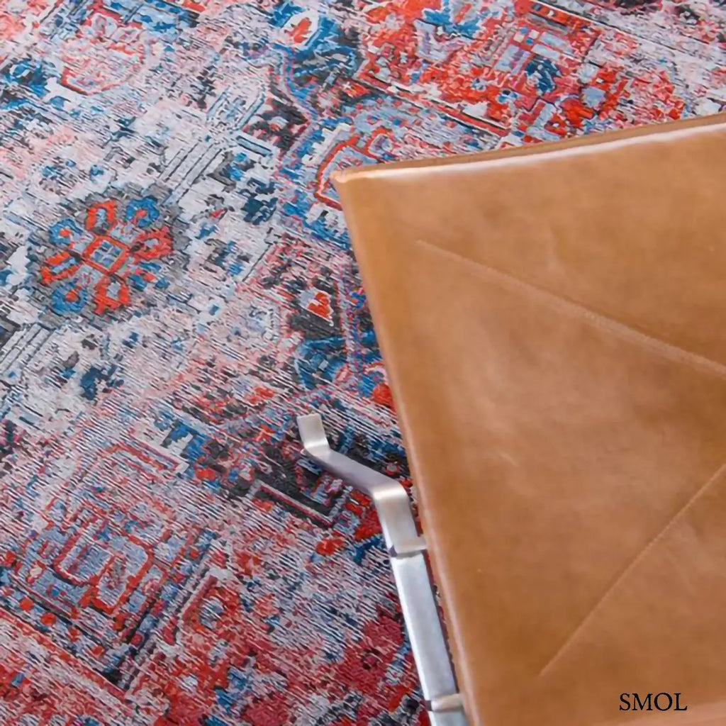 ECO RUG CLASSIC BRICK perzsa mintás szőnyeg piros alapon kék Heriz medallion mintával, koptatott vintage hatással, fotel alatt nagyítva