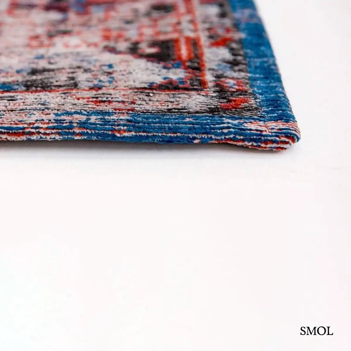 ECO RUG CLASSIC BRICK perzsa mintás szőnyeg piros alapon kék Heriz medallion mintával, koptatott vintage hatással, sarok nagyítva