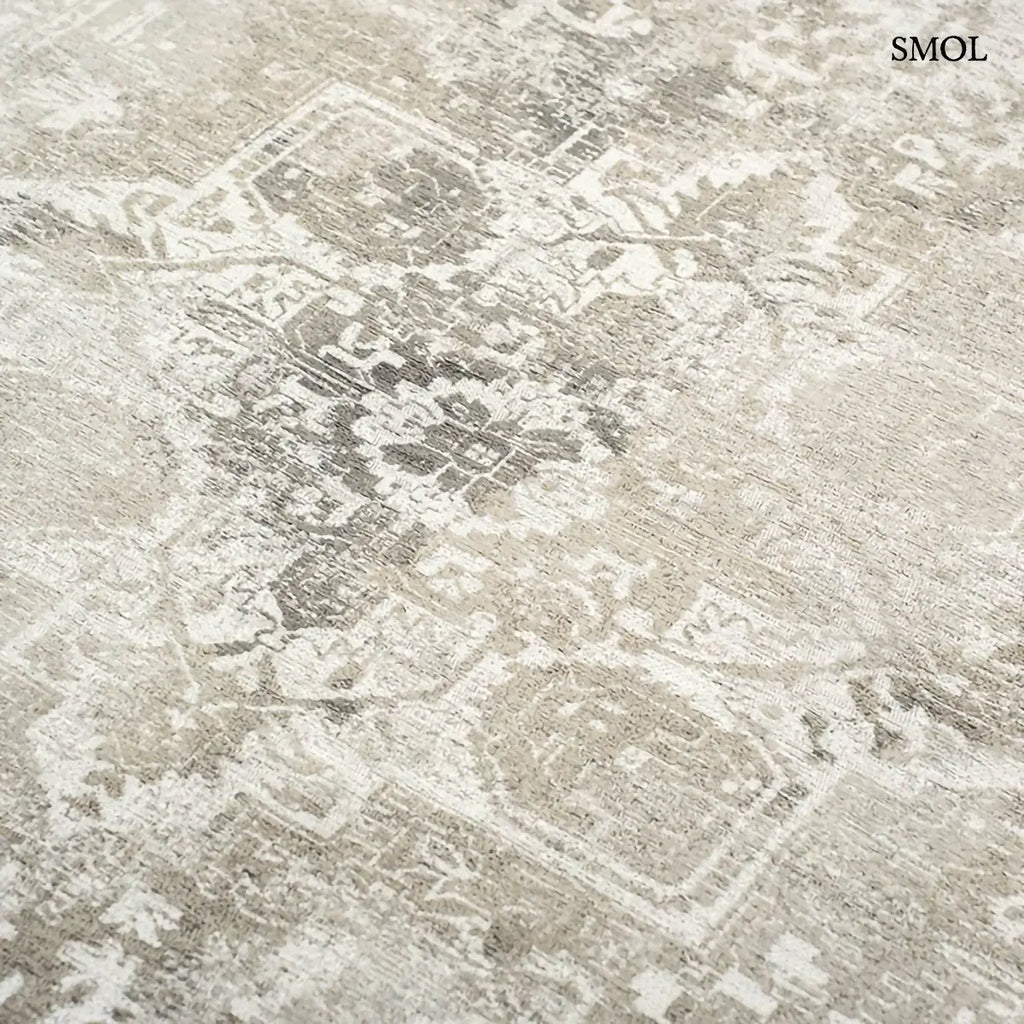 ECO RUG SUEDE perzsa mintás szőnyeg szürke-taupe tónusokban, koptatott felülettel, újrahasznosított poliészter, nagyítva