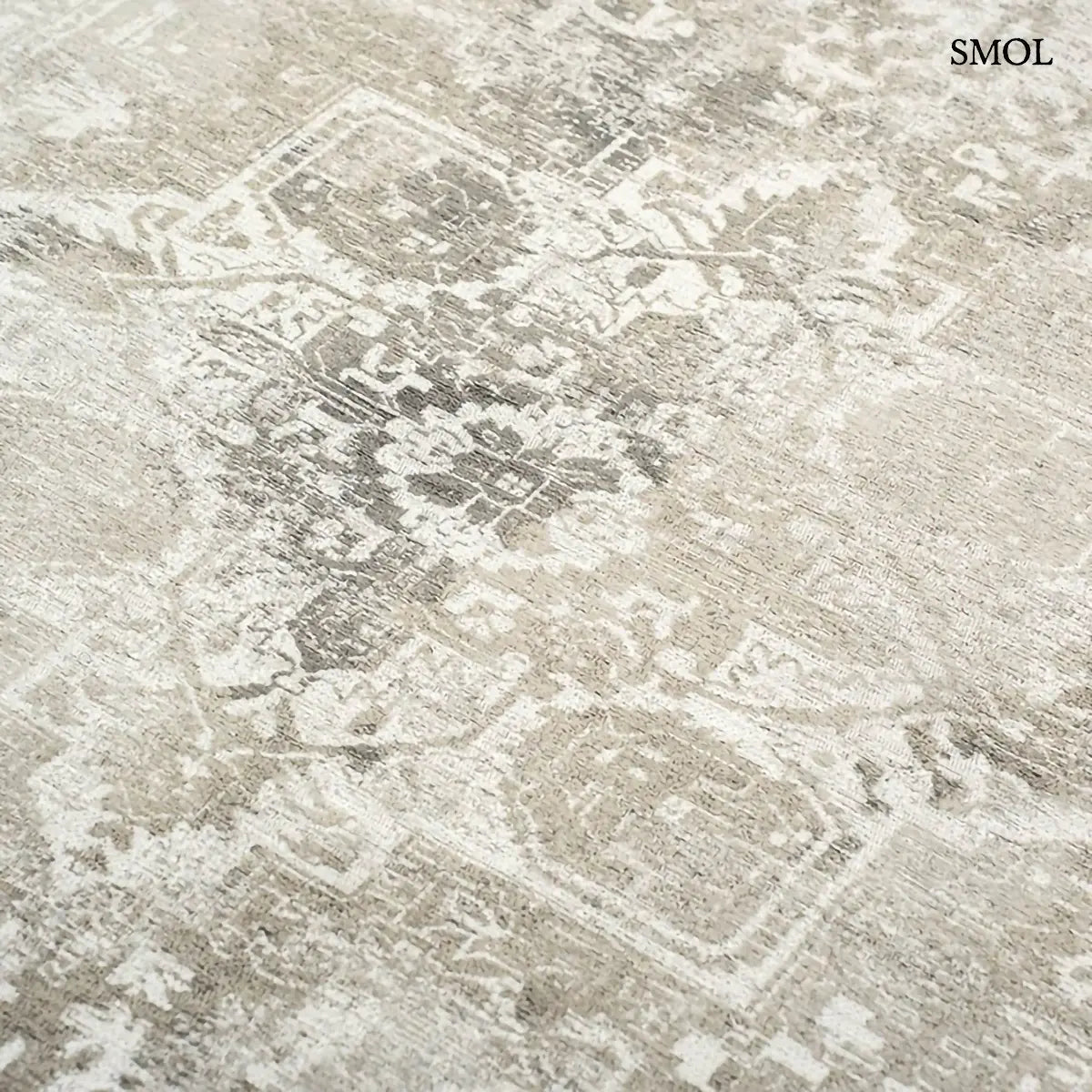 ECO RUG SUEDE perzsa mintás szőnyeg szürke-taupe tónusokban, koptatott felülettel, újrahasznosított poliészter, nagyítva