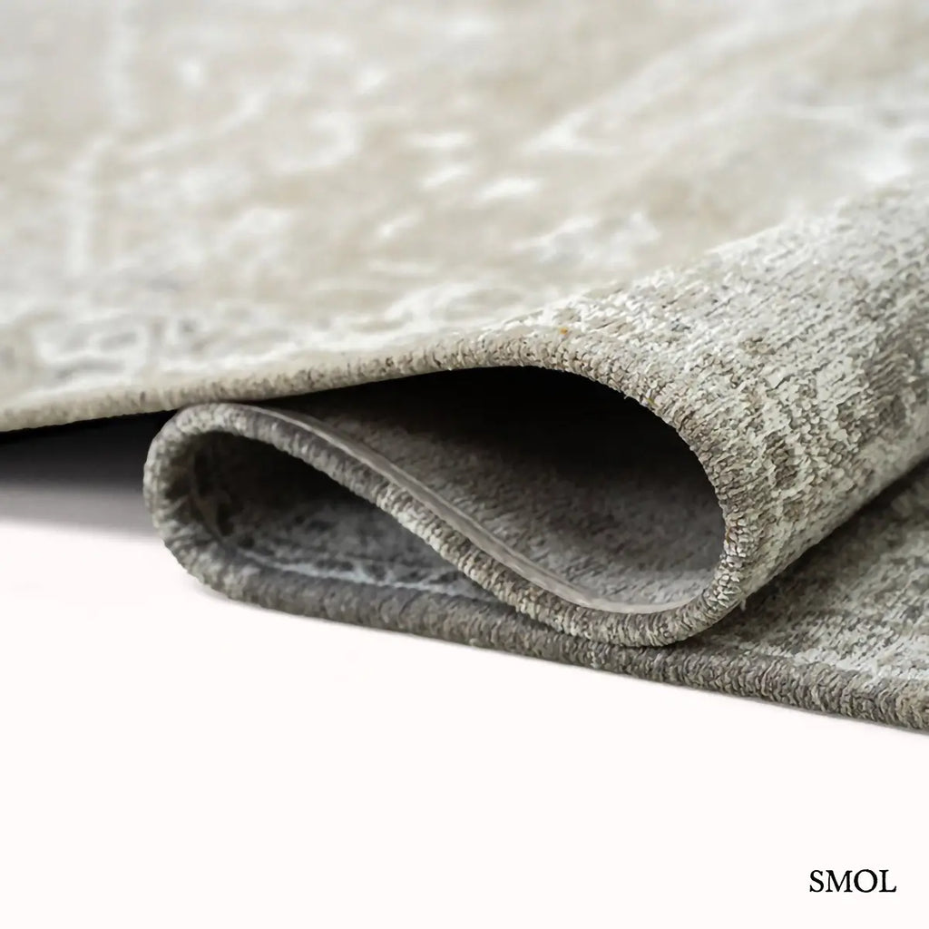 ECO RUG SUEDE perzsa mintás szőnyeg szürke-taupe tónusokban, koptatott felülettel, újrahasznosított poliészter, hullámosra hajtogatva