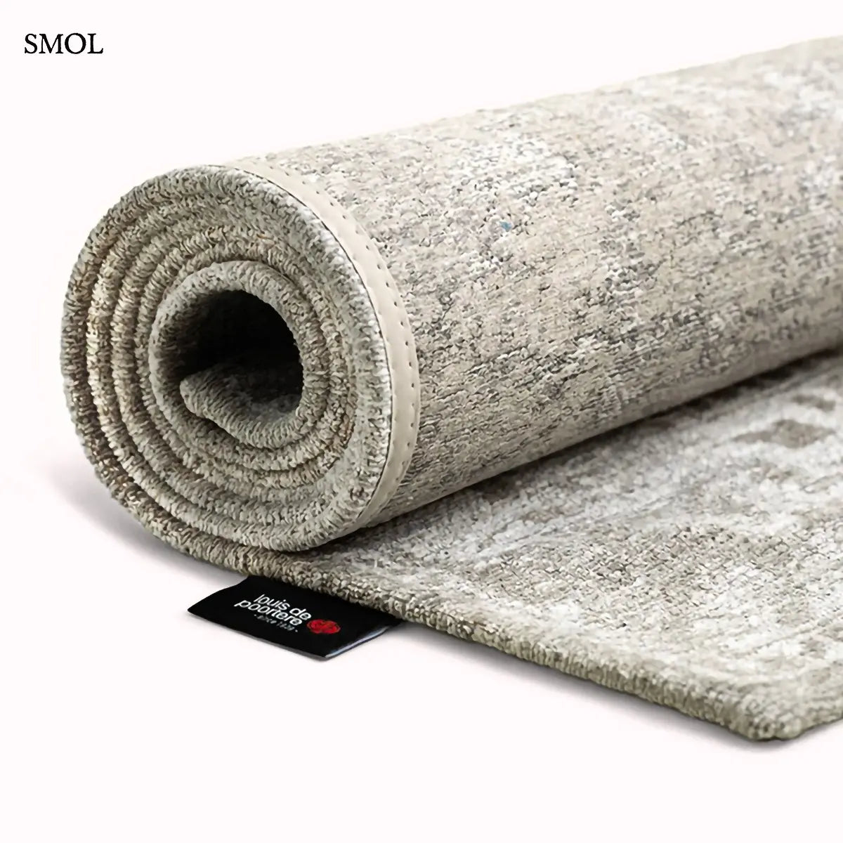 ECO RUG SUEDE perzsa mintás szőnyeg szürke-taupe tónusokban, koptatott felülettel, újrahasznosított poliészter, feltekerve