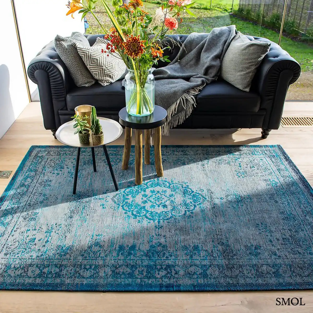 ECO RUG GREY TURQUOISE perzsa mintás szőnyeg szürke alapon türkiz medallion mintával, koptatott vintage hatással, kanapéval