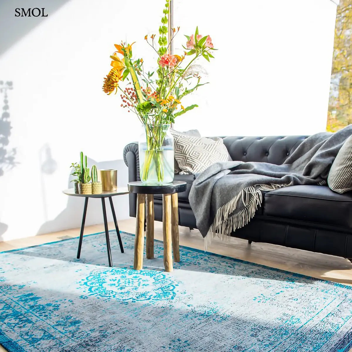 ECO RUG GREY TURQUOISE perzsa mintás szőnyeg szürke alapon türkiz medallion mintával, koptatott vintage hatással, nappaliban, virággal, ferdén
