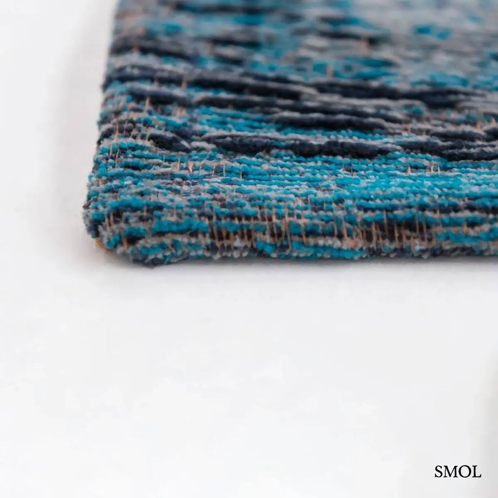ECO RUG GREY TURQUOISE perzsa mintás szőnyeg szürke alapon türkiz medallion mintával, koptatott vintage hatással, sarok nagyítva