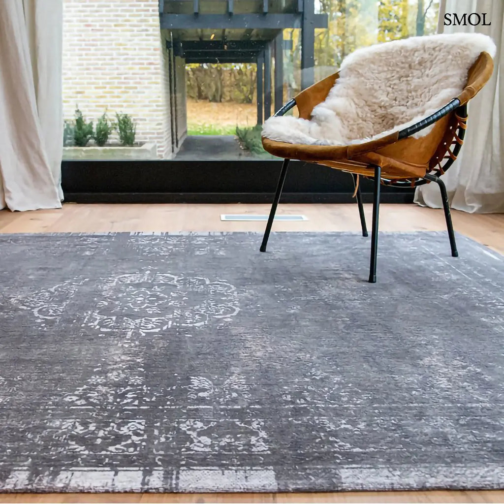 ECO RUG STONE perzsa mintás szőnyeg antracit-szürke tónusokban, vintage hatással, jacquard szövés, pamut-gyapjú-poliészter, fotellel, szobában