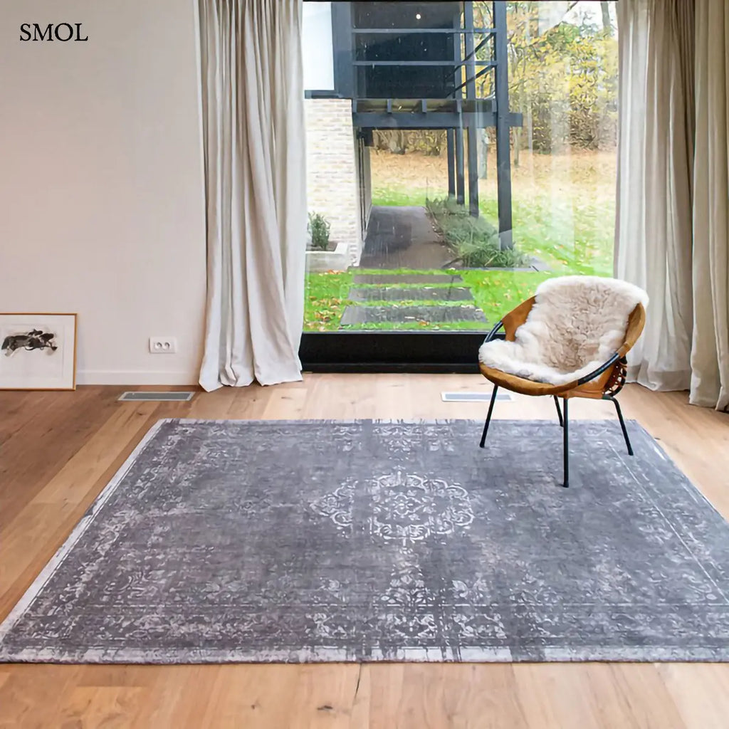 ECO RUG STONE perzsa mintás szőnyeg antracit-szürke tónusokban, vintage hatással, jacquard szövés, pamut-gyapjú-poliészter, szobában, függönnyel