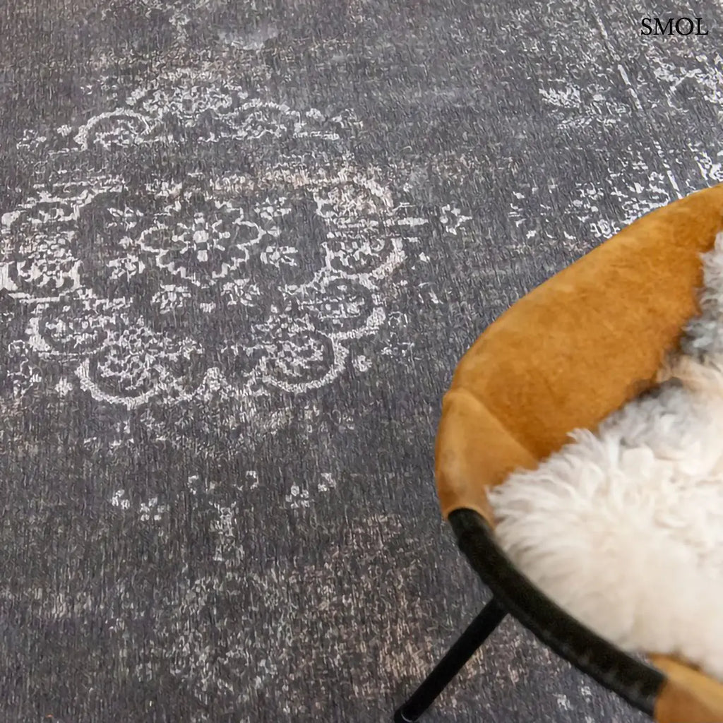ECO RUG STONE perzsa mintás szőnyeg antracit-szürke tónusokban, vintage hatással, jacquard szövés, pamut-gyapjú-poliészter, fotellel, felülről nagyítva