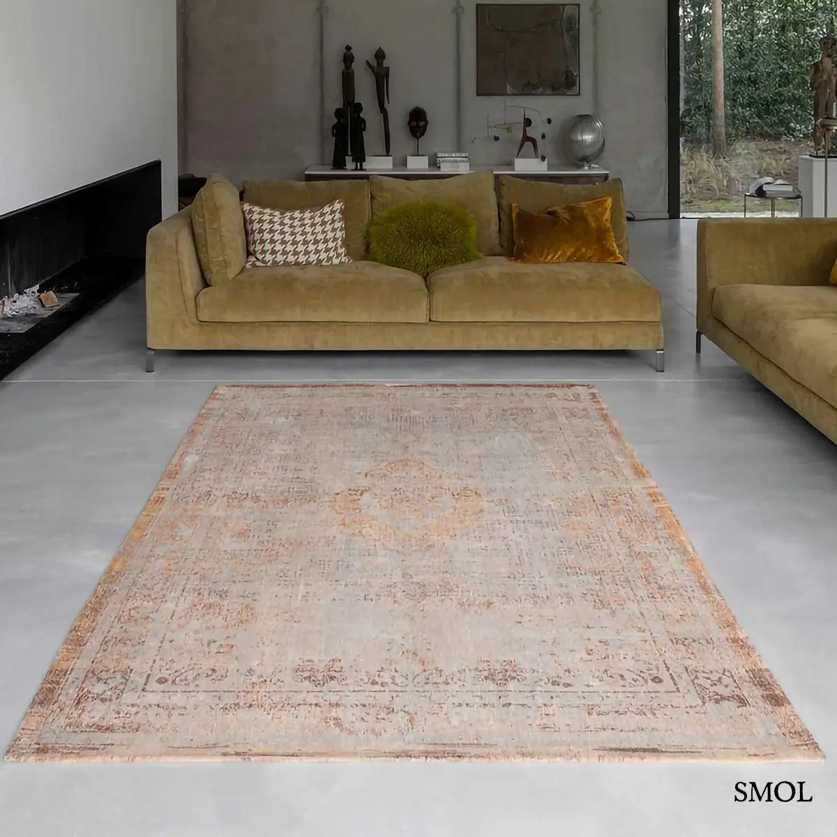 ECO RUG SALMON szőnyeg, barna perzsa mintázattal, központi virágos medállal, koptatott, halványuló szegéllyel, nappaliban, kanapéval