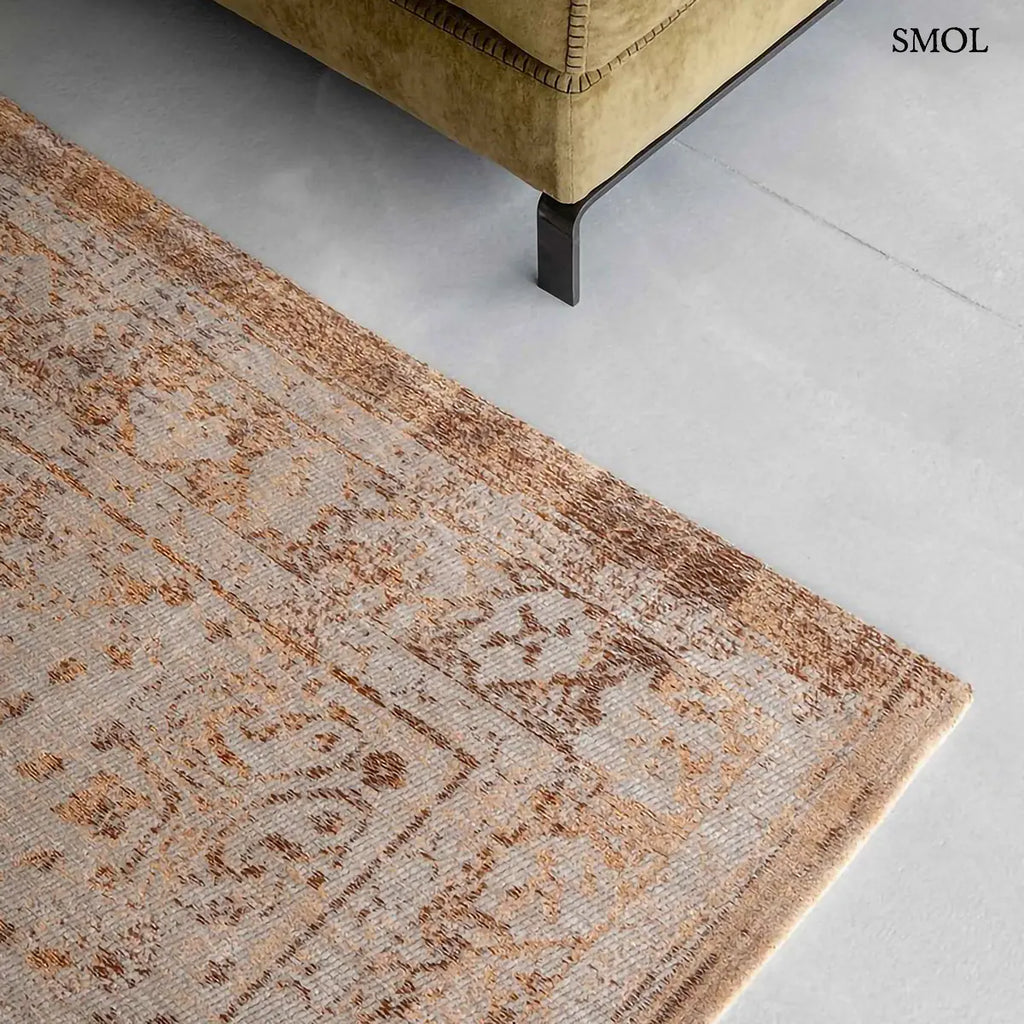ECO RUG SALMON szőnyeg, barna perzsa mintázattal, központi virágos medállal, koptatott, halványuló szegéllyel, sarok nagyítva, nappaliban