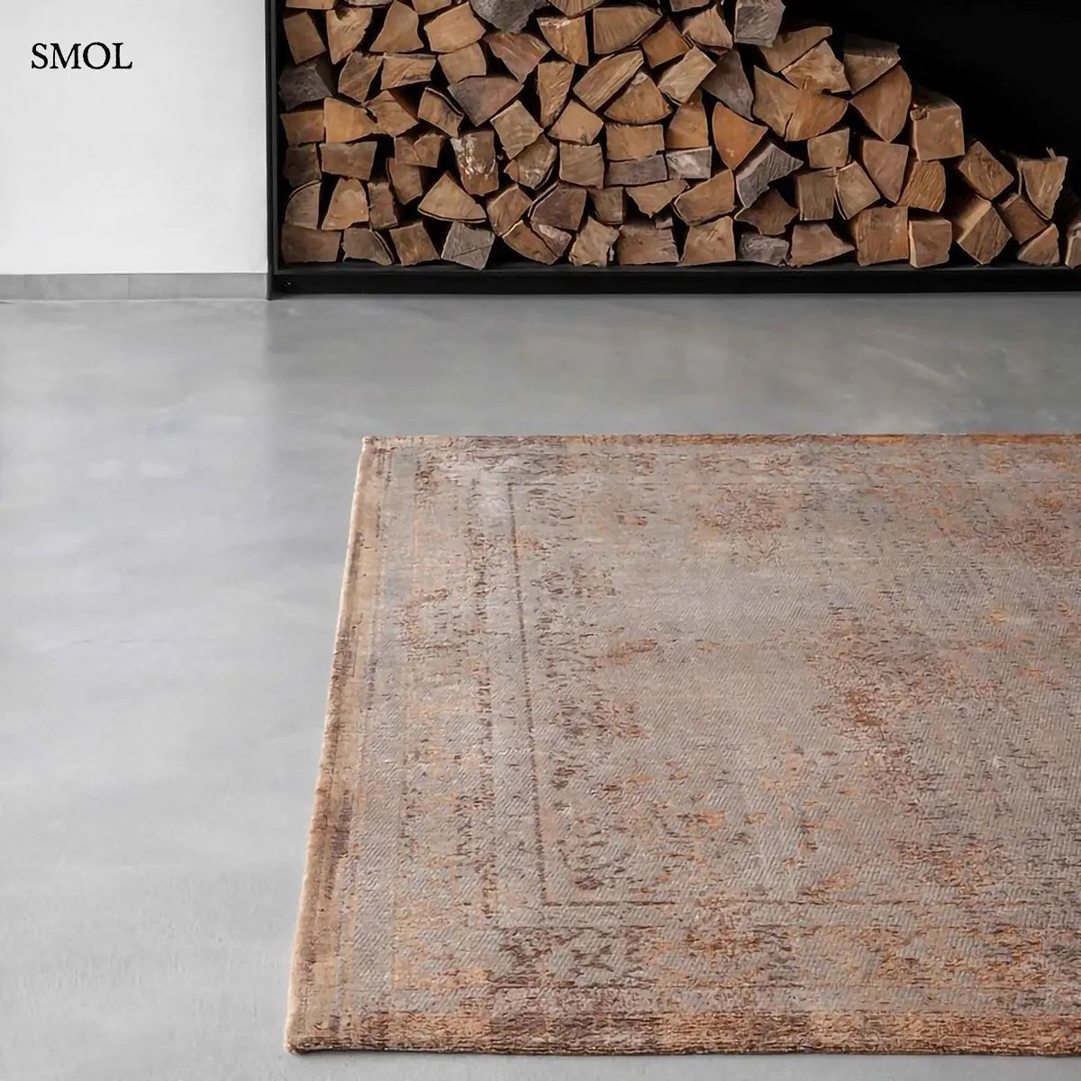 ECO RUG SALMON szőnyeg, barna perzsa mintázattal, központi virágos medállal, koptatott, halványuló szegéllyel, kandallóval háttérben