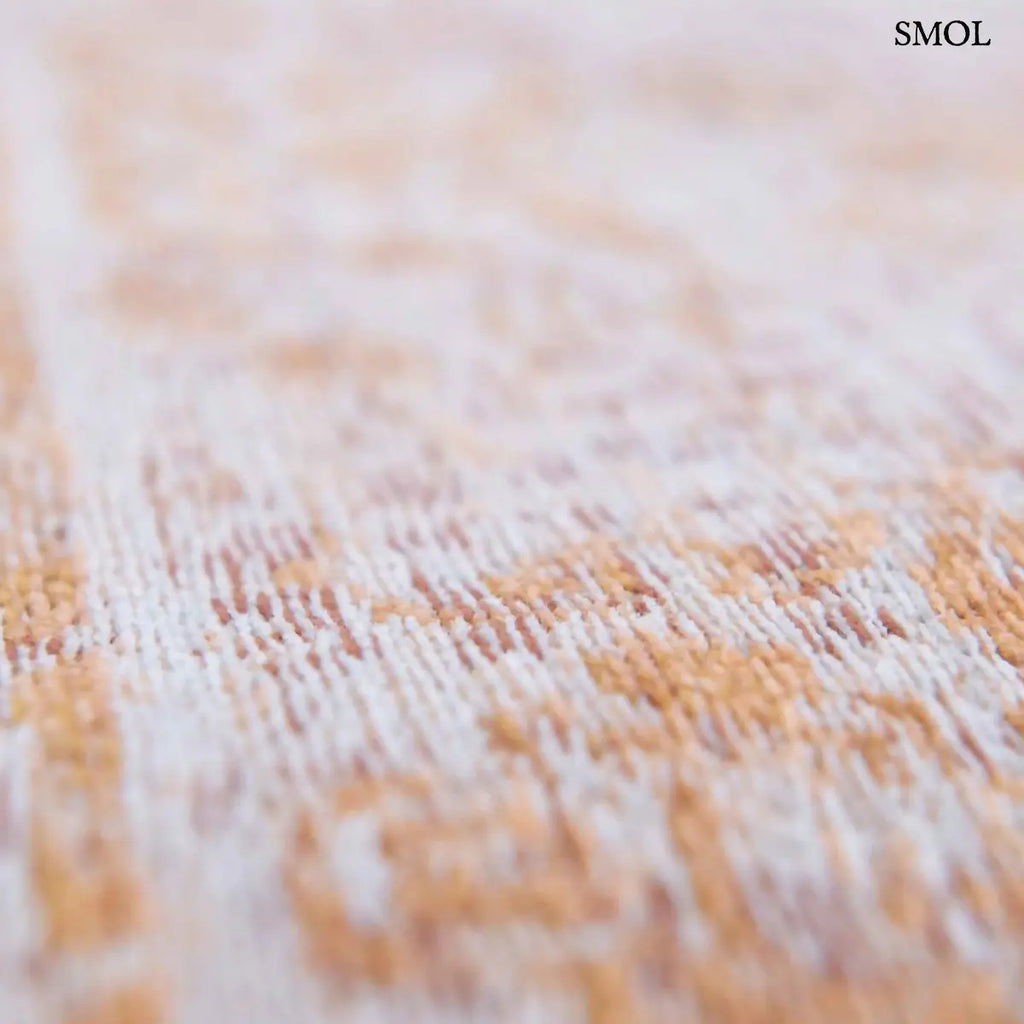 ECO RUG SALMON szőnyeg, barna perzsa mintázattal, központi virágos medállal, koptatott, halványuló szegéllyel, textúra nagyítva