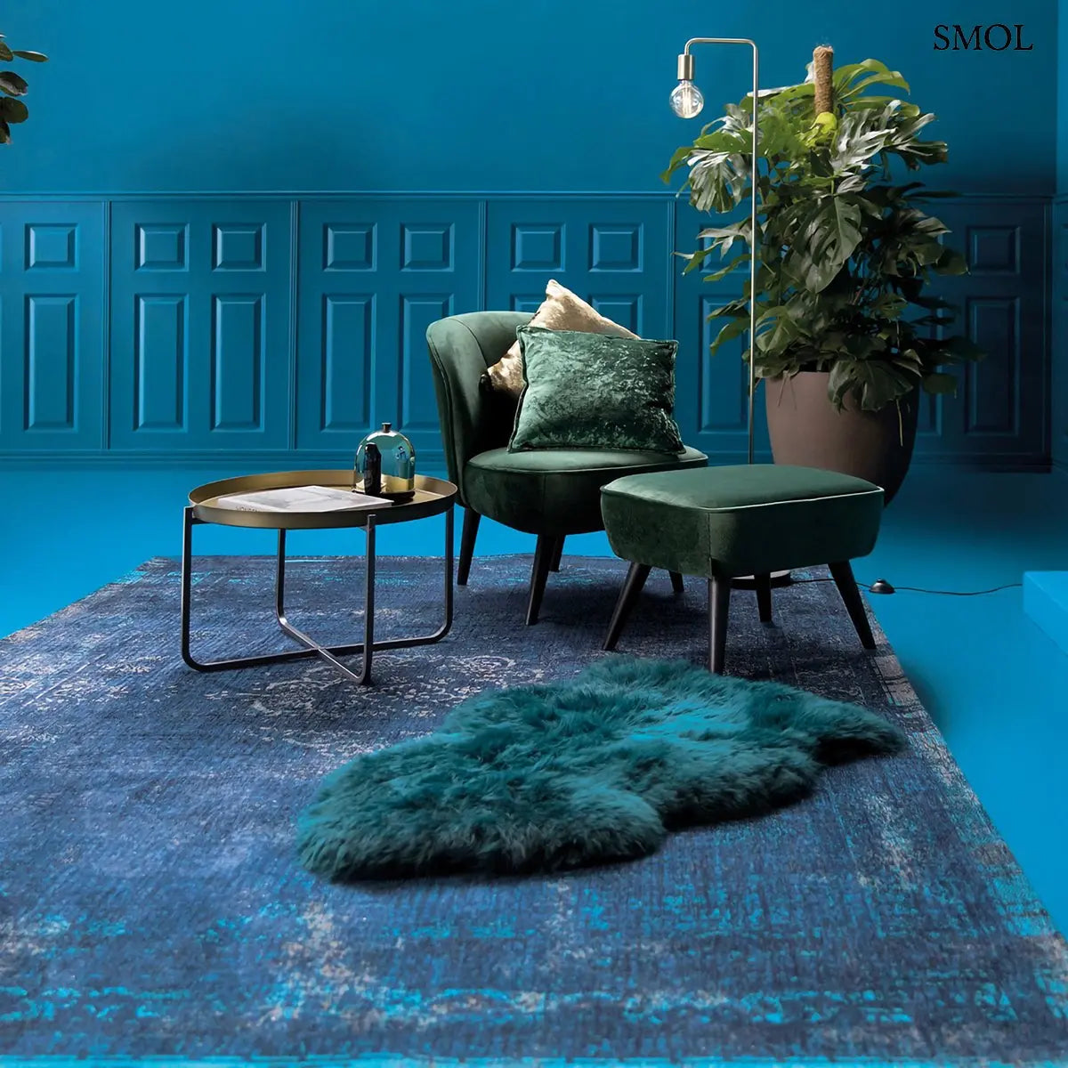 ECO RUG BLUE NIGHT perzsa mintás szőnyeg éjkék alapon ezüst medallion mintával, türkiz szegéllyel, vintage hatással, kék szobában, zöld fotellel