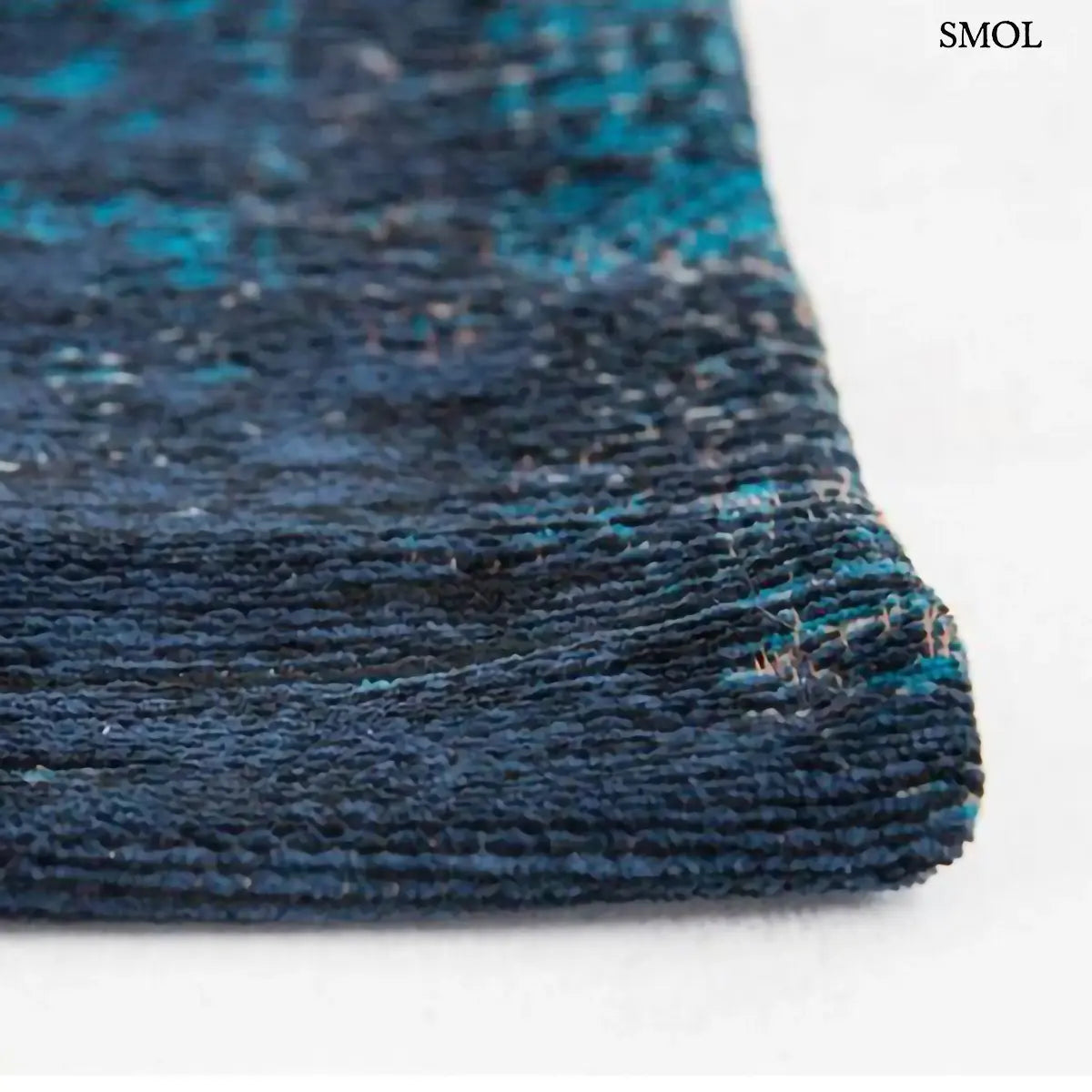 ECO RUG BLUE NIGHT perzsa mintás szőnyeg éjkék alapon ezüst medallion mintával, türkiz szegéllyel, vintage hatással, sarok nagyítva