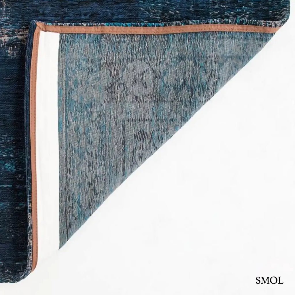 ECO RUG BLUE NIGHT perzsa mintás szőnyeg éjkék alapon ezüst medallion mintával, türkiz szegéllyel, vintage hatással, felhajtott sarokkal