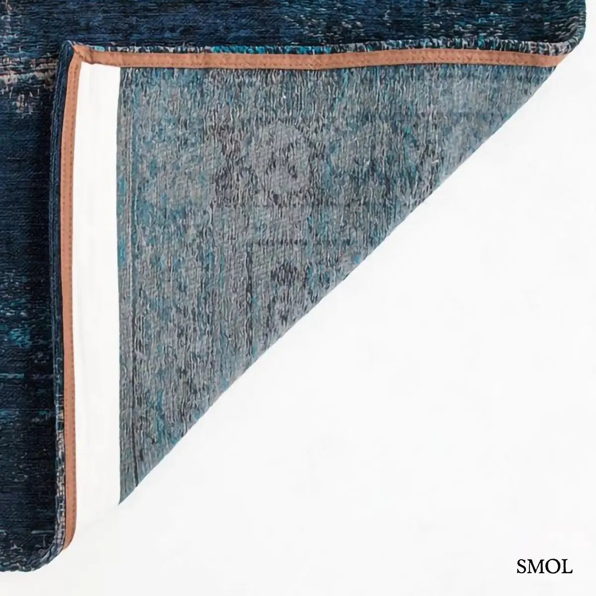ECO RUG BLUE NIGHT perzsa mintás szőnyeg éjkék alapon ezüst medallion mintával, türkiz szegéllyel, vintage hatással, felhajtott sarokkal