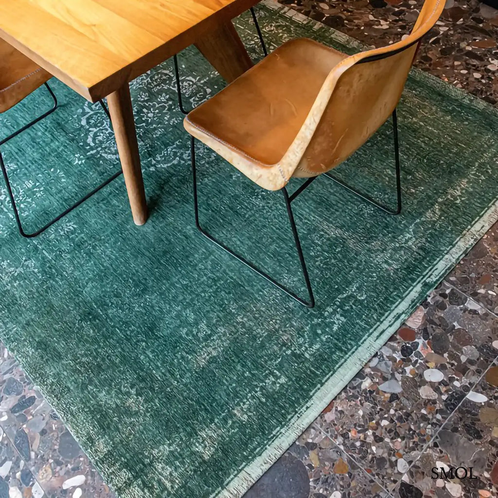 ECO RUG MAJESTIC FOREST perzsa mintás szőnyeg erdőzöld tónusokban, vintage hatással, jacquard szövés, pamut-gyapjú-poliészter, étkezőszék alatt