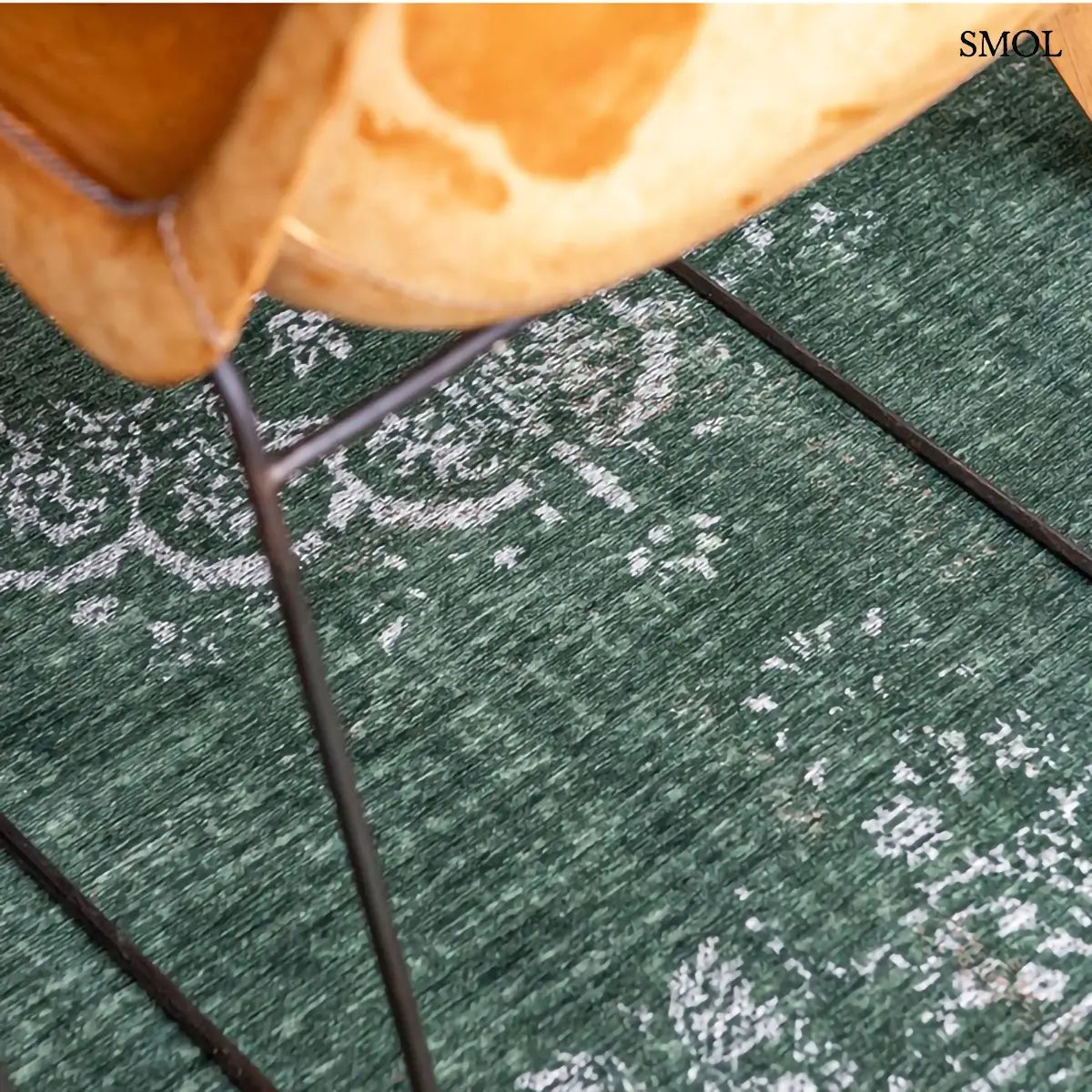 ECO RUG MAJESTIC FOREST perzsa mintás szőnyeg erdőzöld tónusokban, vintage hatással, jacquard szövés, pamut-gyapjú-poliészter, étkezőszék alatt nagyítva