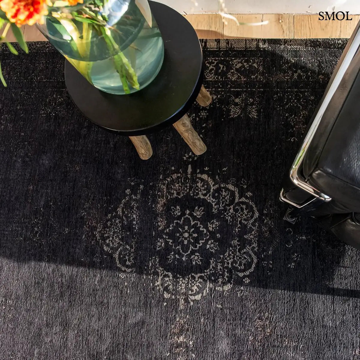 ECO RUG MINERAL BLACK perzsa mintás szőnyeg vintage hatással, fekete-antracit színben, jacquard Wilton szövés, pamut-gyapjú-poliészter, kisasztallal felülről