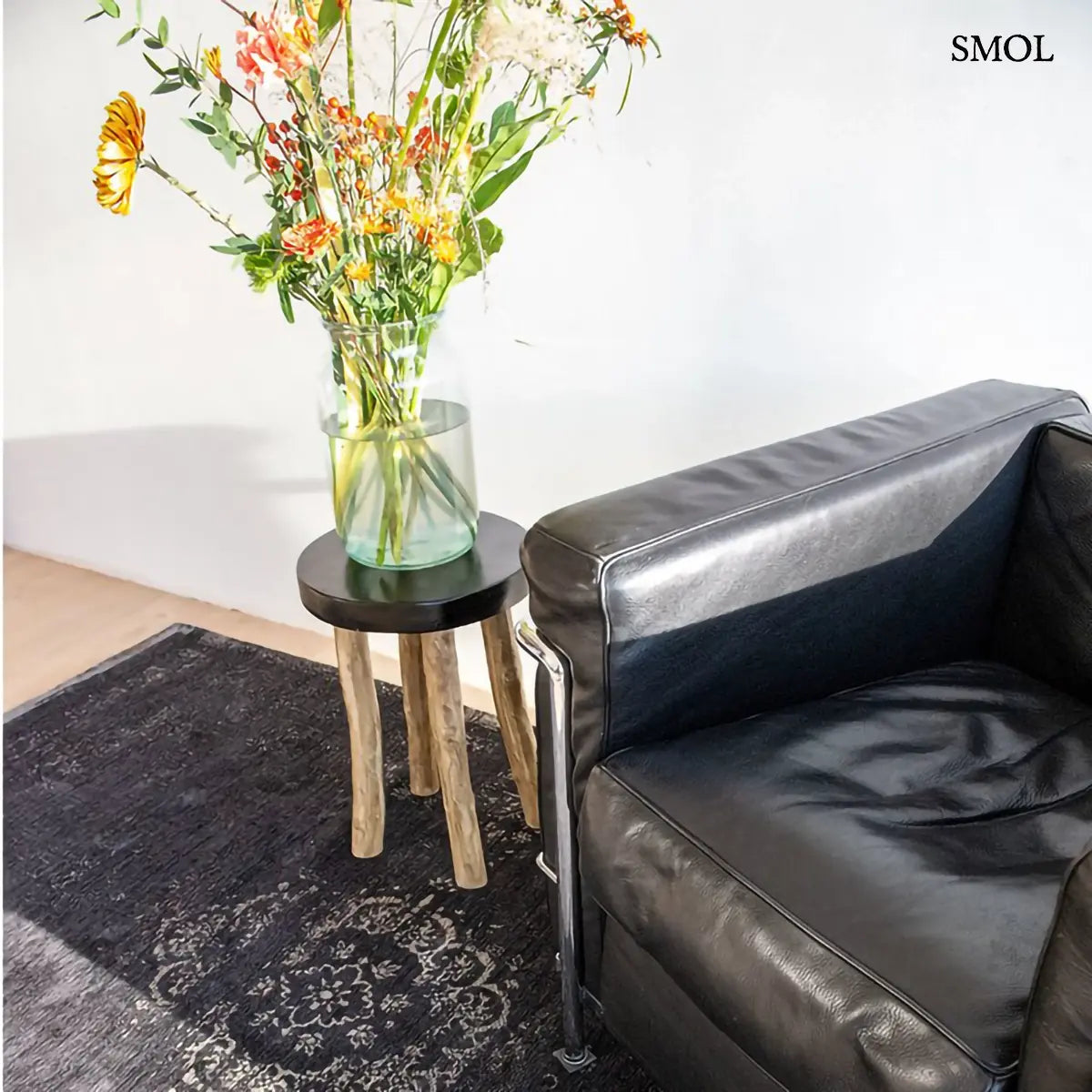 ECO RUG MINERAL BLACK perzsa mintás szőnyeg vintage hatással, fekete-antracit színben, jacquard Wilton szövés, pamut-gyapjú-poliészter, fotellel, virágcsokorral