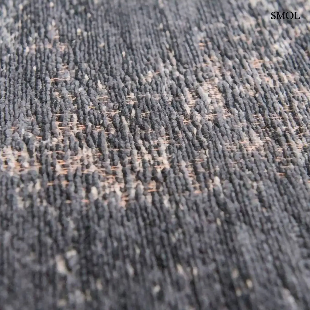ECO RUG MINERAL BLACK perzsa mintás szőnyeg vintage hatással, fekete-antracit színben, jacquard Wilton szövés, pamut-gyapjú-poliészter minta közelről