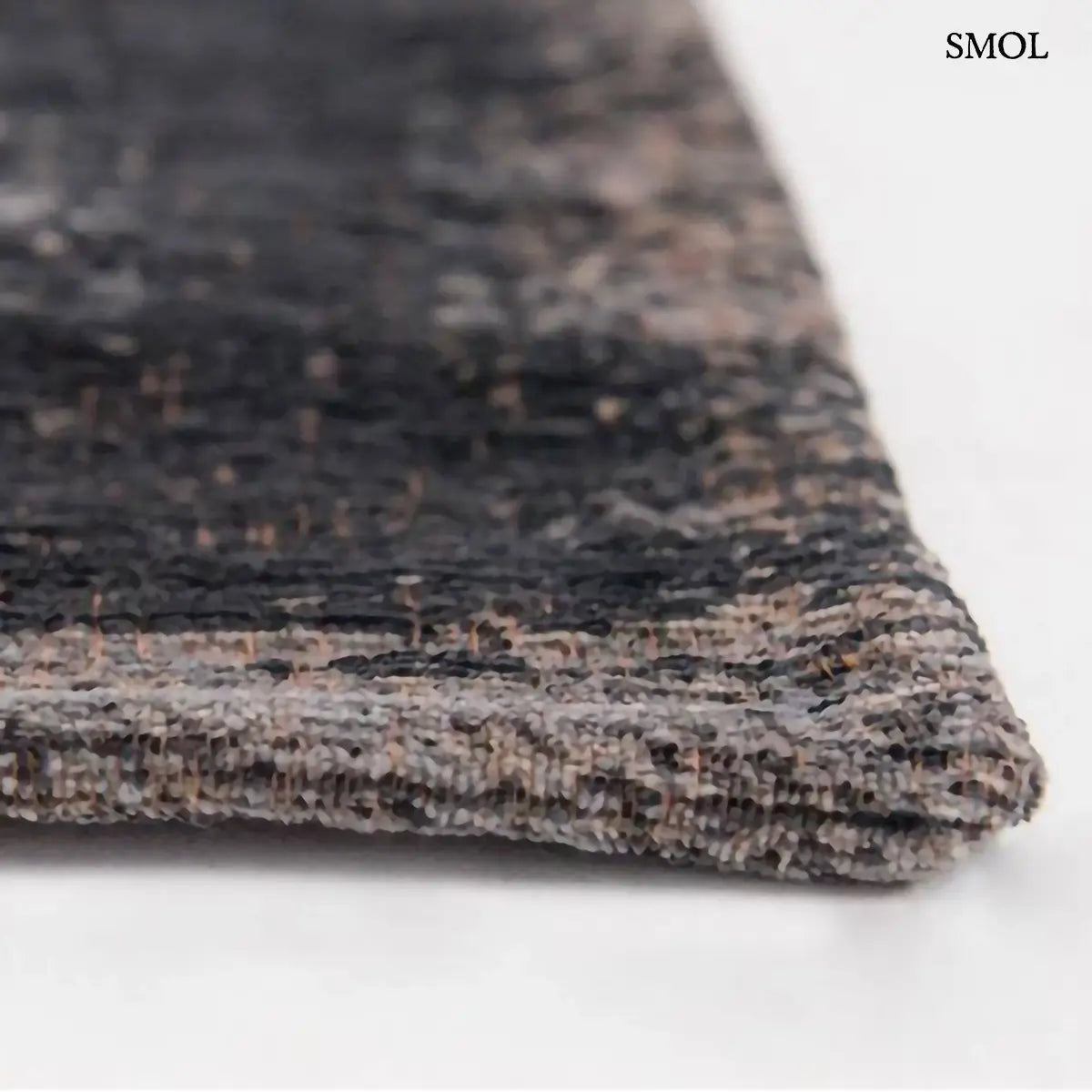 ECO RUG MINERAL BLACK perzsa mintás szőnyeg vintage hatással, fekete-antracit színben, jacquard Wilton szövés, pamut-gyapjú-poliészter., sarok nagyítva