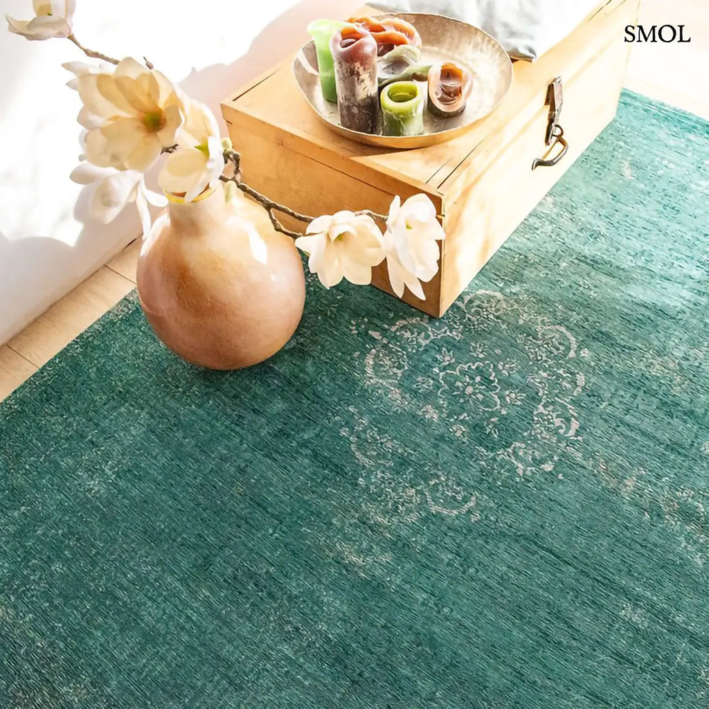 ECO RUG JADE perzsa mintás szőnyeg jadezöld alapon krémszínű koptatott medallion mintával, vintage hatással, jacquard szövés, szobában, felülről, ferdén