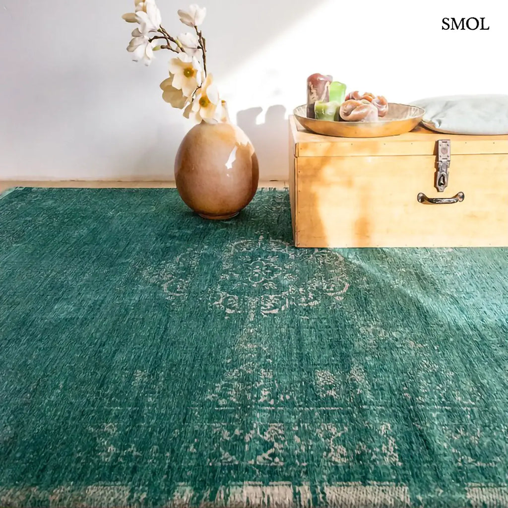ECO RUG JADE perzsa mintás szőnyeg jadezöld alapon krémszínű koptatott medallion mintával, vintage hatással, jacquard szövés, ládával, nagyítva
