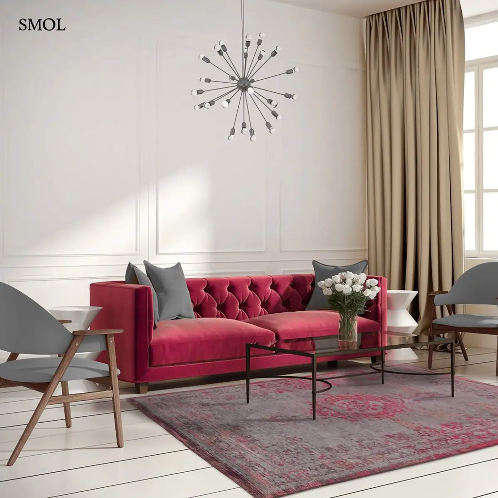 ECO RUG PINK FLASH perzsa mintás szőnyeg szürke alapon élénk rózsaszín mintával, vintage hatással, jacquard szövés, rózsaszín kanapéval