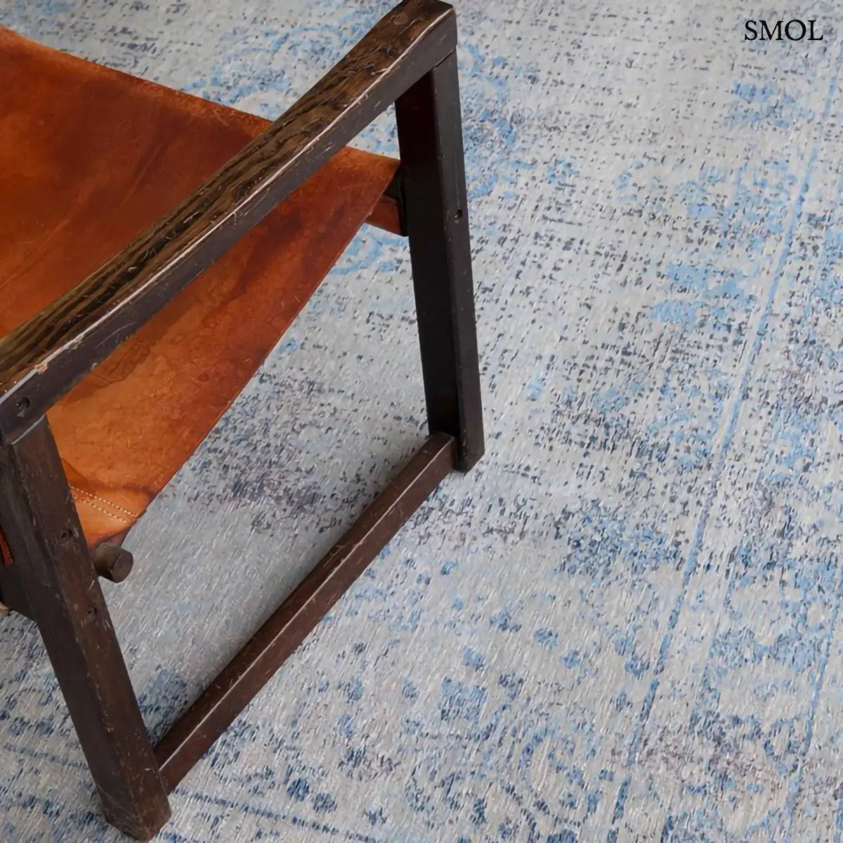 ECO RUG GREY JEANS perzsa mintás szőnyeg szürkéskék tónusokban, vintage hatással, jacquard szövés, pamut-gyapjú-poliészter, bőr fotel alatt