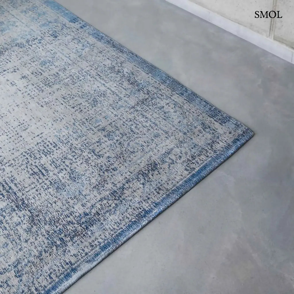 ECO RUG GREY JEANS perzsa mintás szőnyeg szürkéskék tónusokban, vintage hatással, jacquard szövés, pamut-gyapjú-poliészter, szürke padlón nagyítva