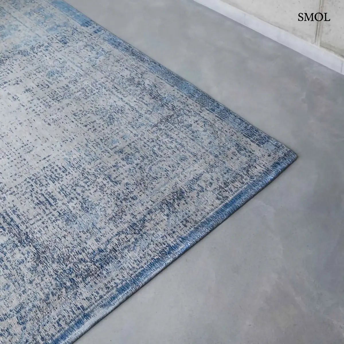 ECO RUG GREY JEANS perzsa mintás szőnyeg szürkéskék tónusokban, vintage hatással, jacquard szövés, pamut-gyapjú-poliészter, szürke padlón nagyítva