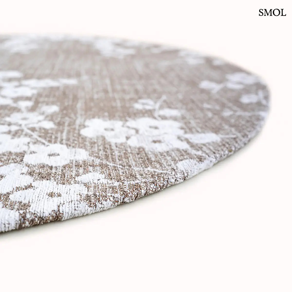 ECO RUG MORNING MIST sakura mintás szőnyeg barna-szürke alapon, fehér cseresznyevirág motívumokkal, kerek formában, vastagság nagyítva
