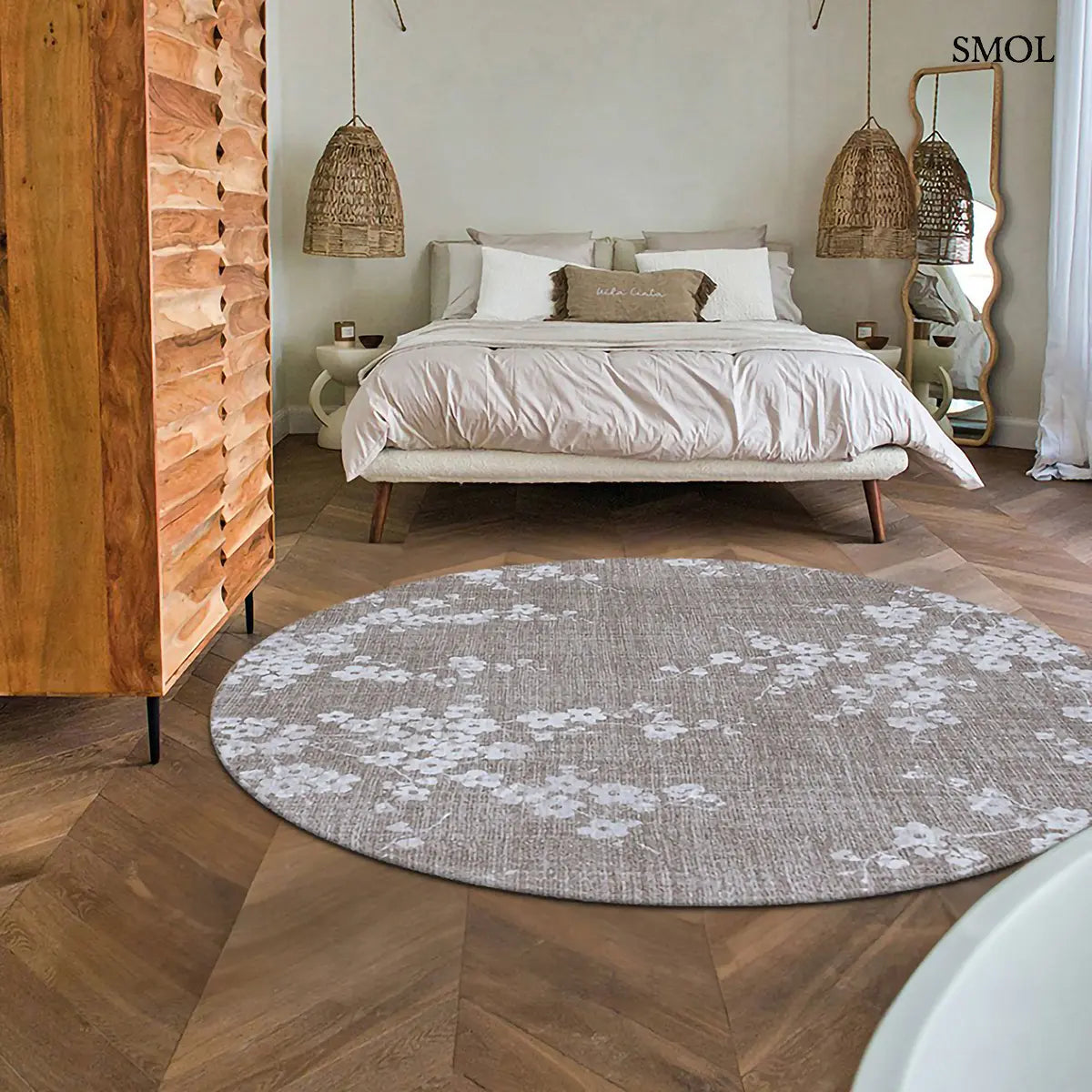 ECO RUG MORNING MIST sakura mintás szőnyeg barna-szürke alapon, fehér cseresznyevirág motívumokkal, kerek formában, hálószobában