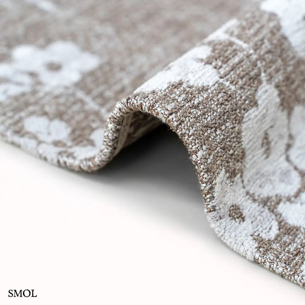 ECO RUG MORNING MIST sakura mintás szőnyeg barna-szürke alapon, fehér cseresznyevirág motívumokkal, vastagság nagyítva