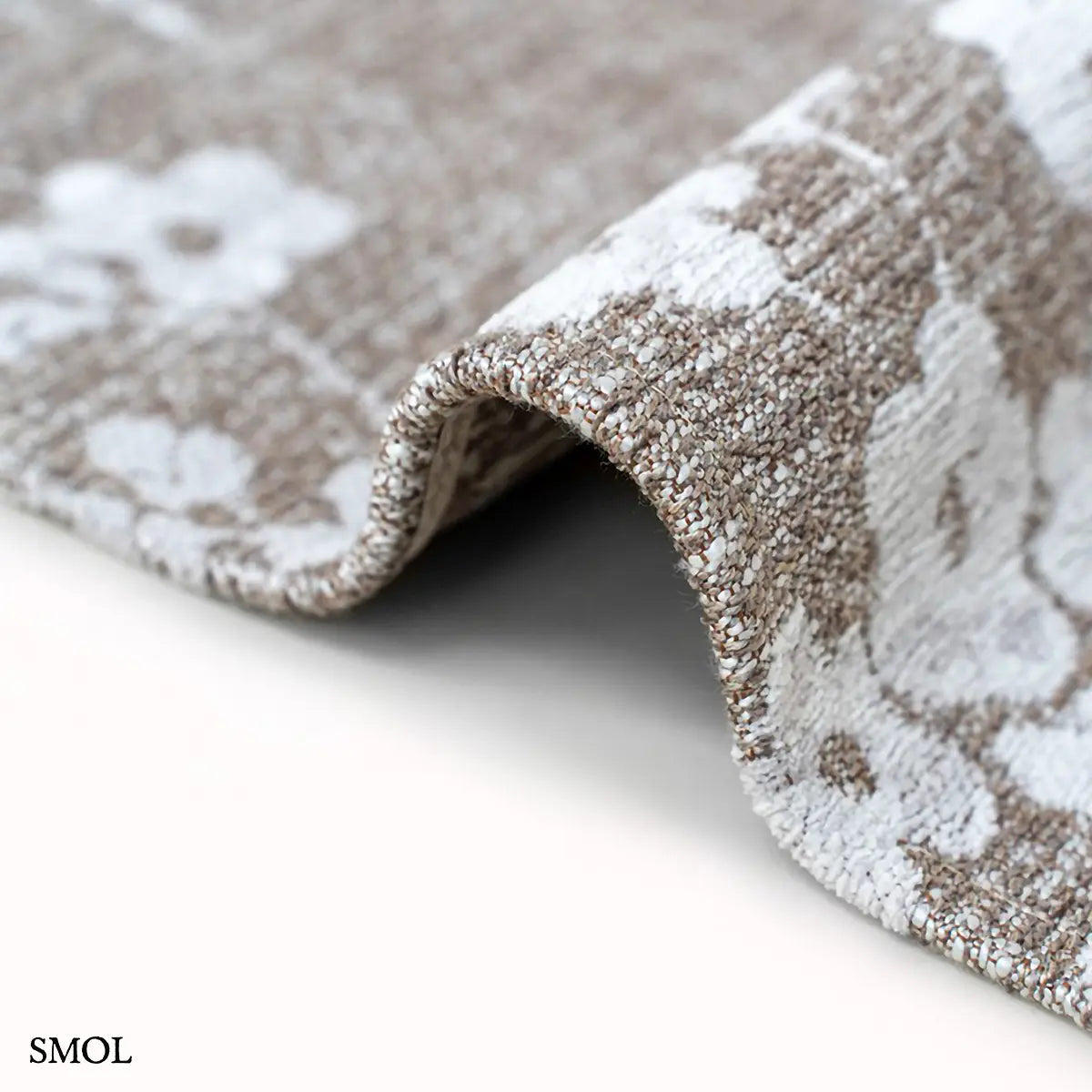 ECO RUG MORNING MIST sakura mintás szőnyeg barna-szürke alapon, fehér cseresznyevirág motívumokkal, vastagság nagyítva