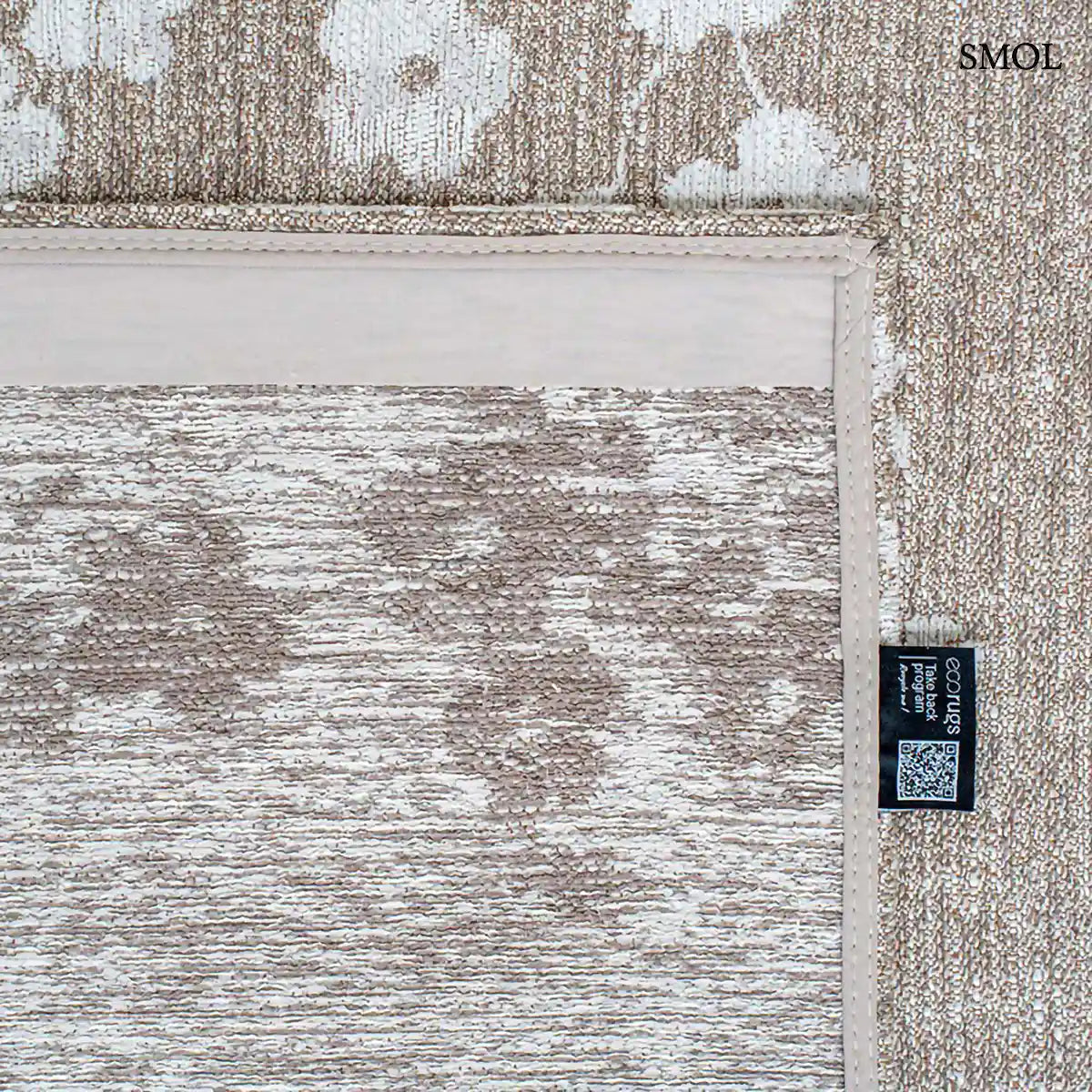ECO RUG MORNING MIST sakura mintás szőnyeg barna-szürke alapon, fehér cseresznyevirág motívumokkal, felhajtptt sarokkal, alulról