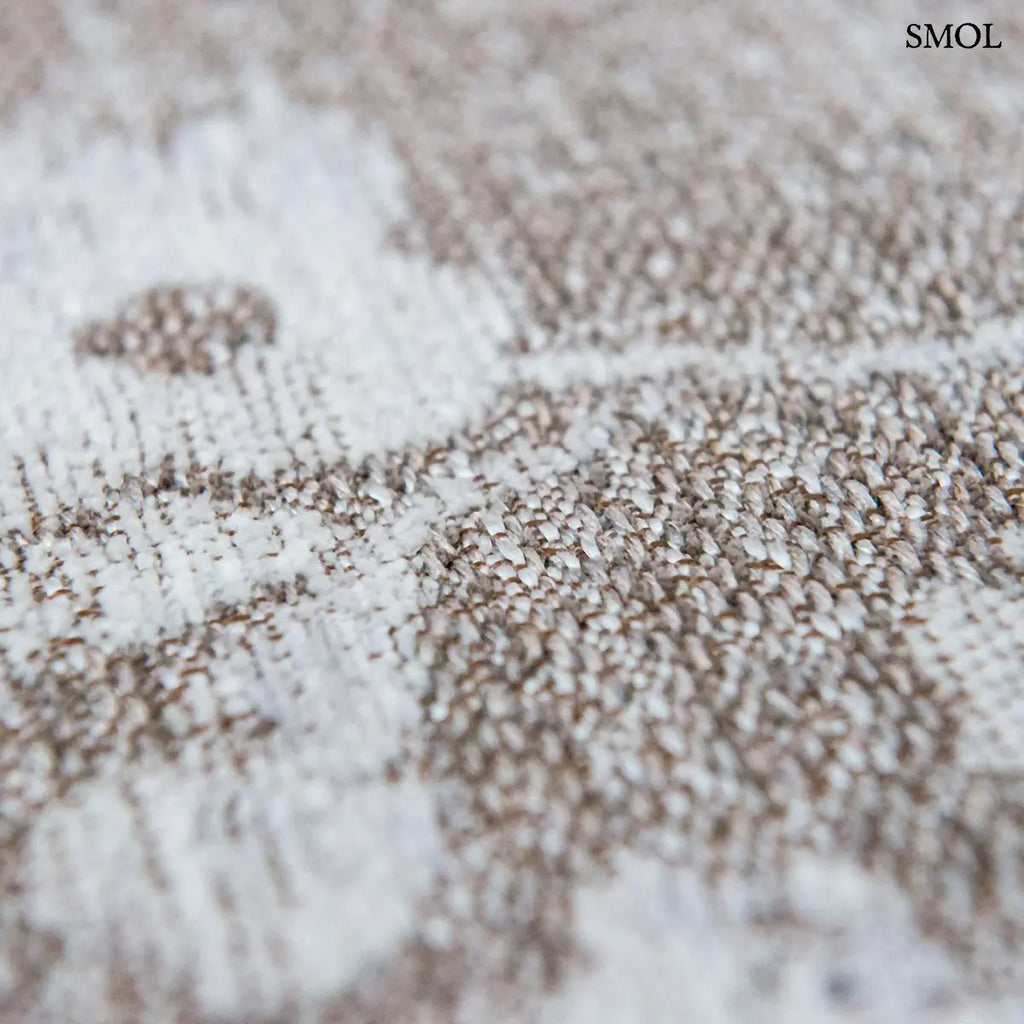 ECO RUG MORNING MIST sakura mintás szőnyeg barna-szürke alapon, fehér cseresznyevirág motívumokkal minta nagyítva