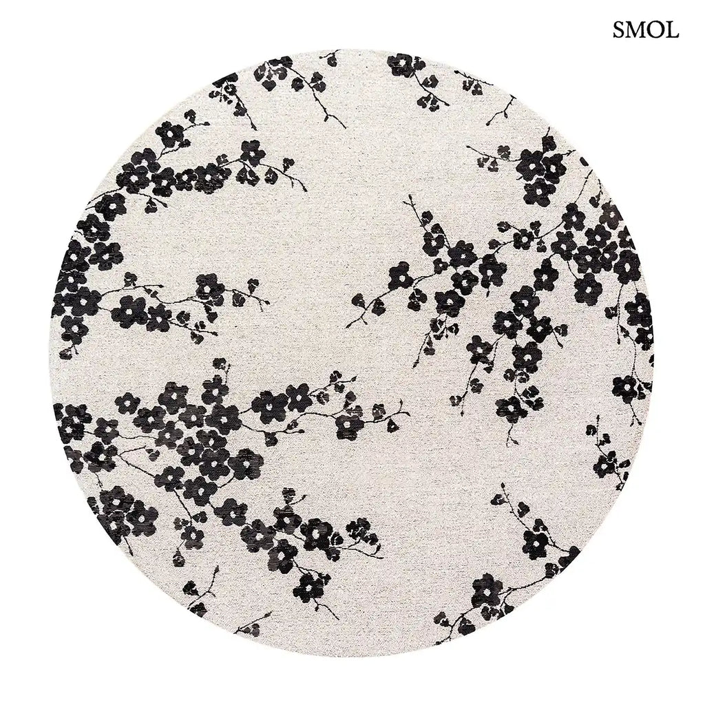 ECO RUG NIGHT SNOW sakura mintás szőnyeg világos alapon, fekete cseresznyevirág motívumokkal, kerek formában, fehér háttérrel