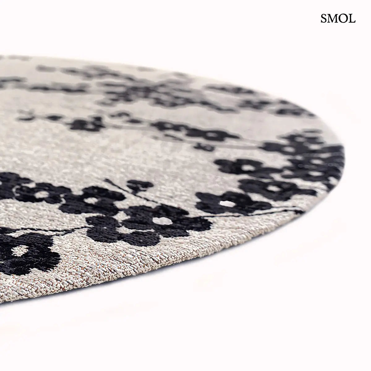 ECO RUG NIGHT SNOW sakura mintás szőnyeg világos alapon, fekete cseresznyevirág motívumokkal, kerek formában, vastagság nagyítva